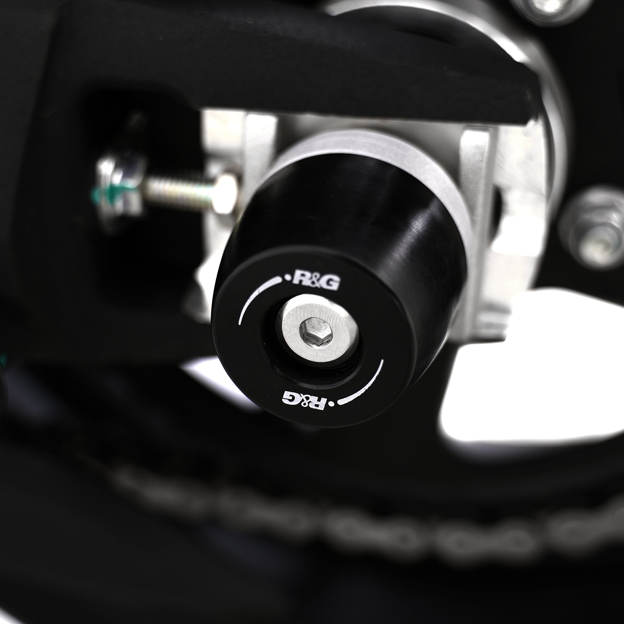 APEX Swingarm Protectors for the QJMOTOR SRK 800 '25-, SRK 800 RR '25- & SRT 900 S '25-