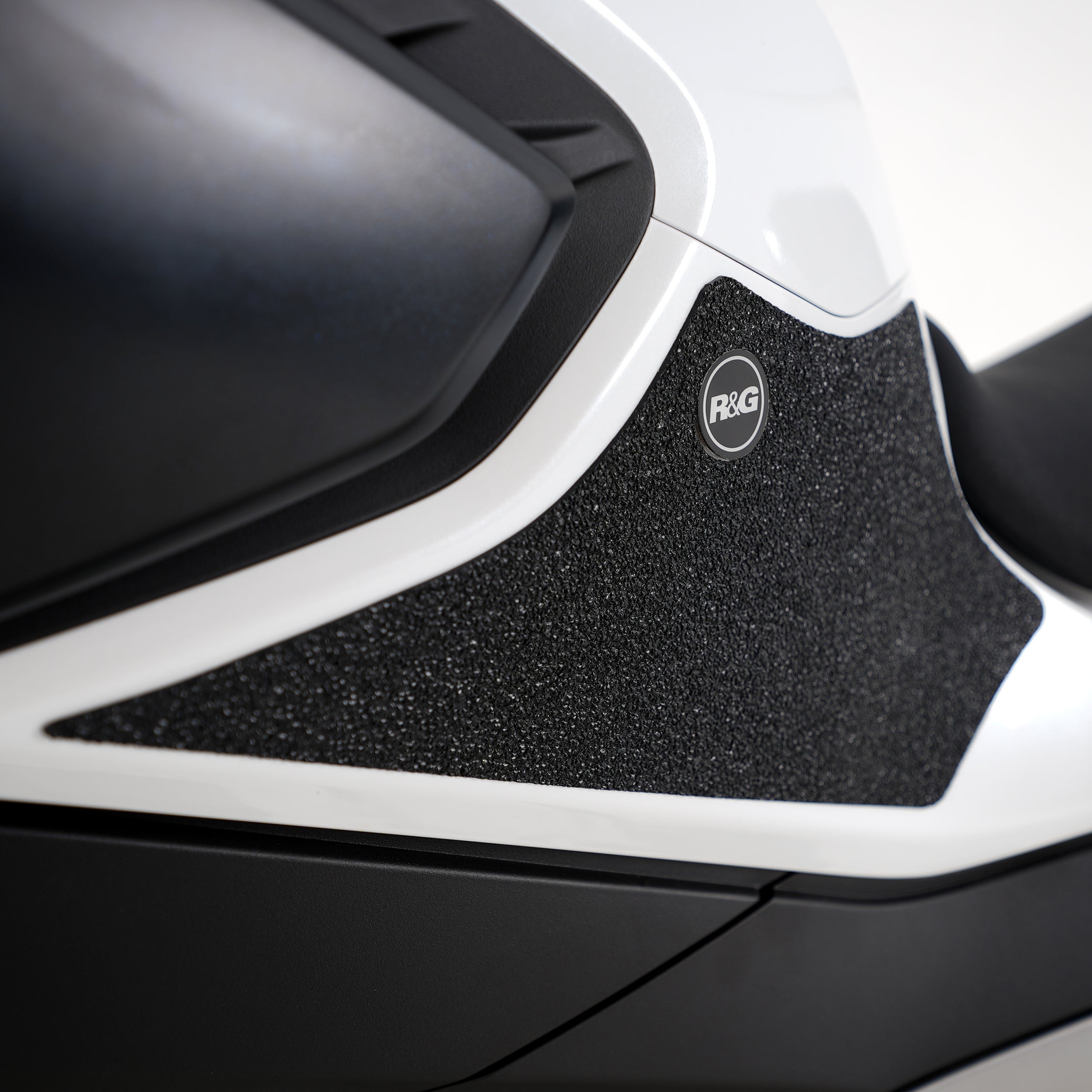 R&G Tank Traction Grips for CFMoto 800NK '23-