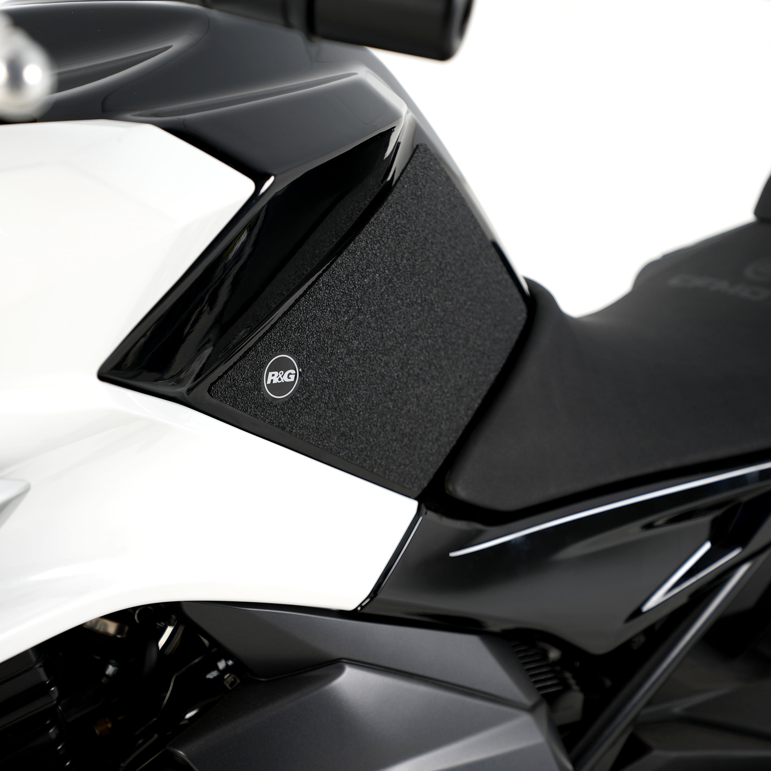 R&G Tank Traction Grips for CFMoto 650NK '22-