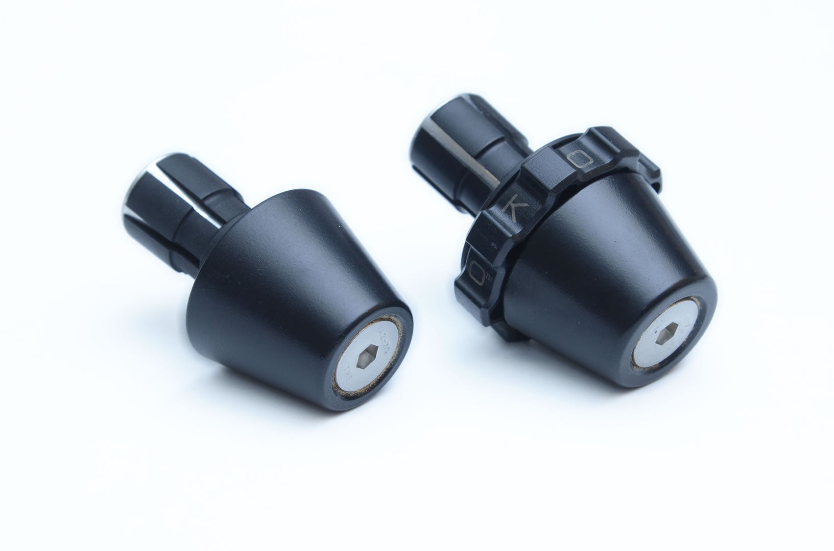 Kaoko Throttle Stabilizer for the Kawasaki Vulcan Cruisers; Classic models, 900 Classic & Custom - (incl. matching left hand side Bar-End Weight : Torpedo shape : black finish : for 3/4" (19mm) ID handlebars)