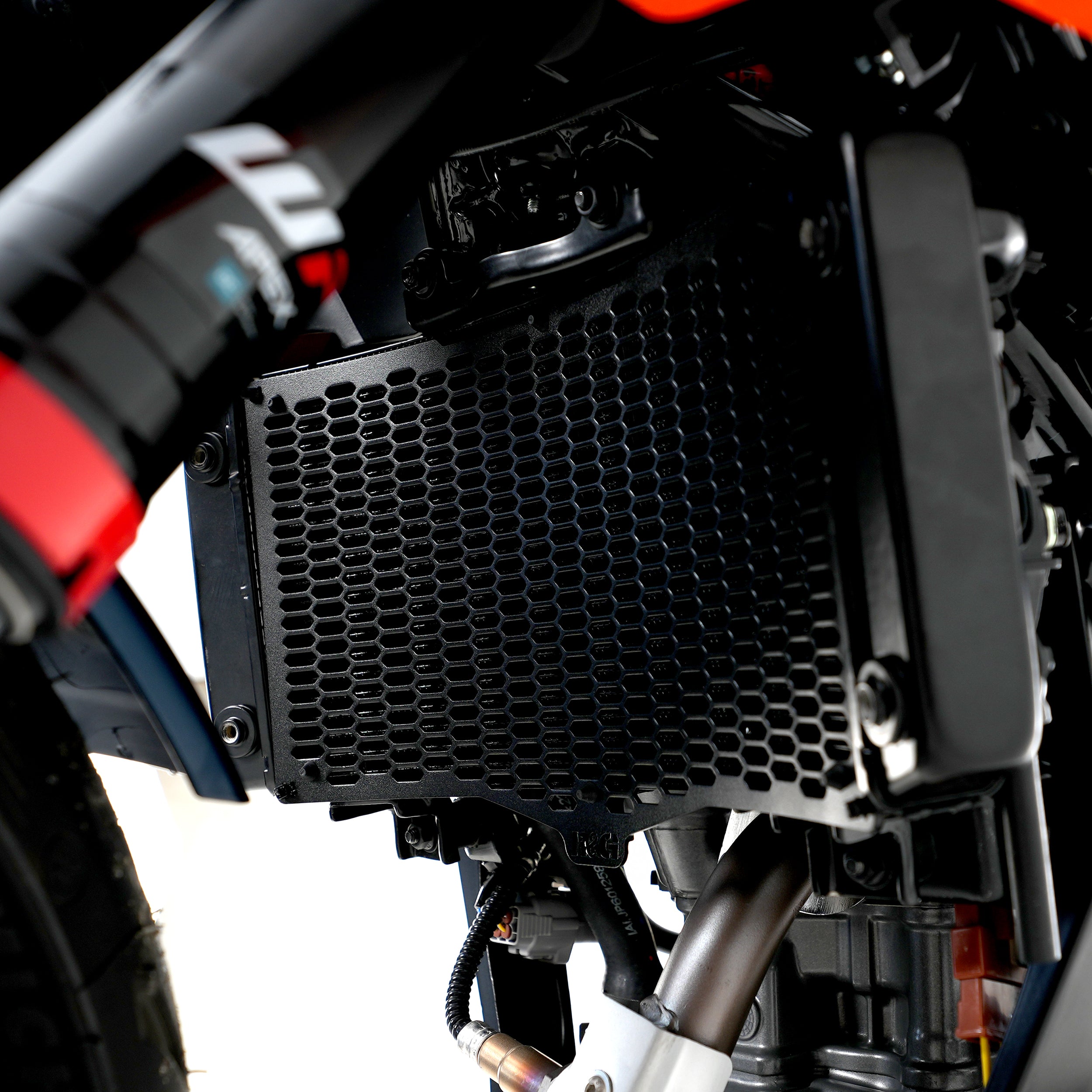 PRO Radiator Guard for KTM RC 390 / 125 / 200 '22-, 390 Adventure R '25-, Duke 125/250/390 '24-,Husqvarna Vitpilen 401 '24-