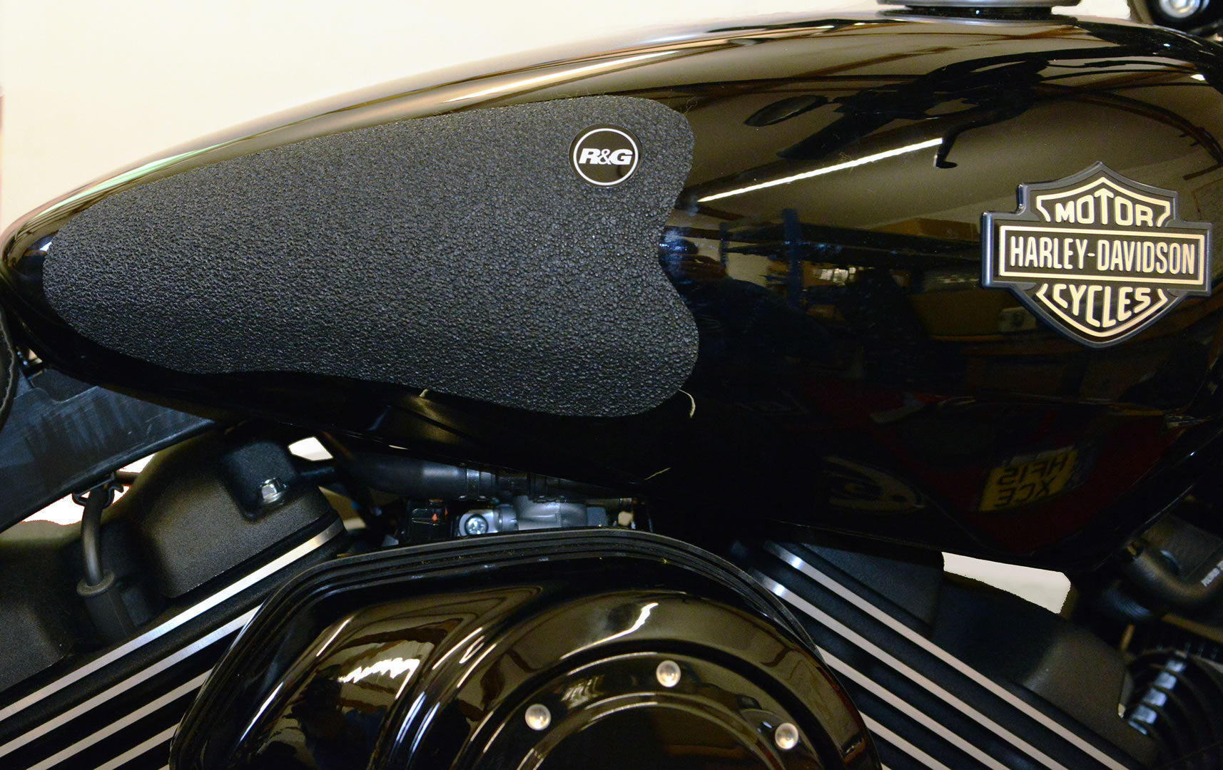 R&G Tank Traction Grips for Harley Davidson Street 750/500